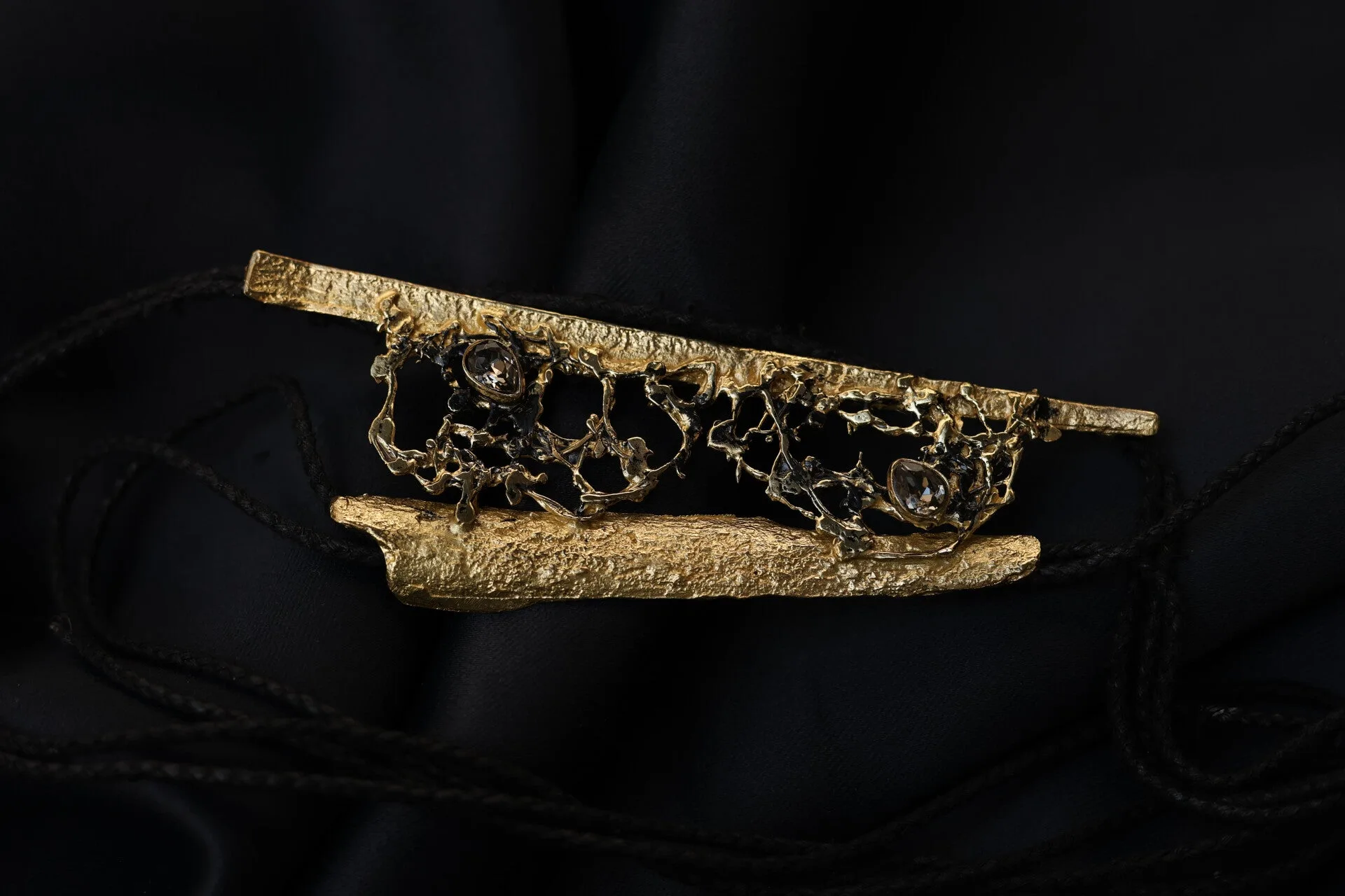Collier — Plastron sculpté (détail)