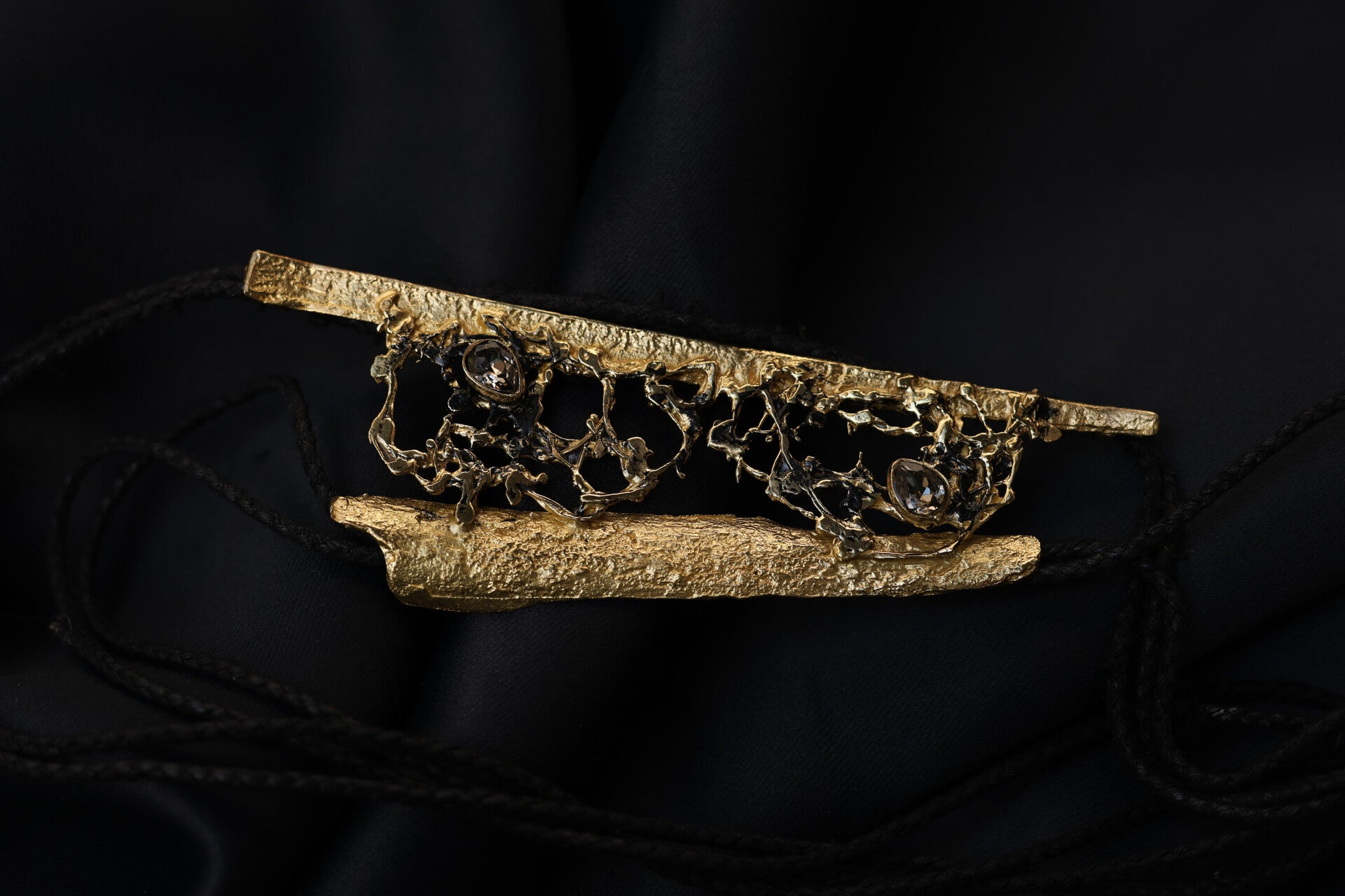 Collier — Plastron sculpté (détail)