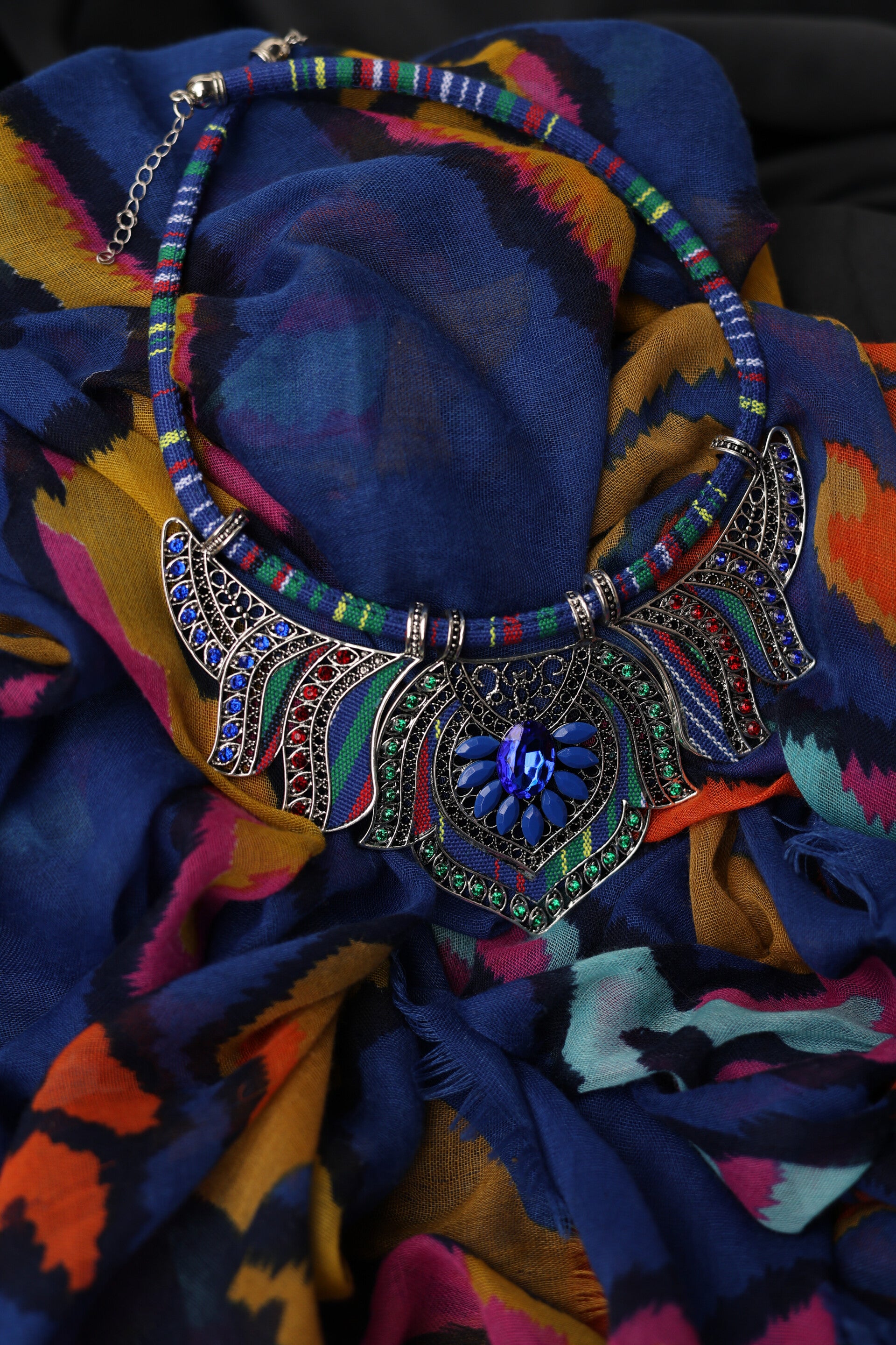 Collier — Plastron bleu